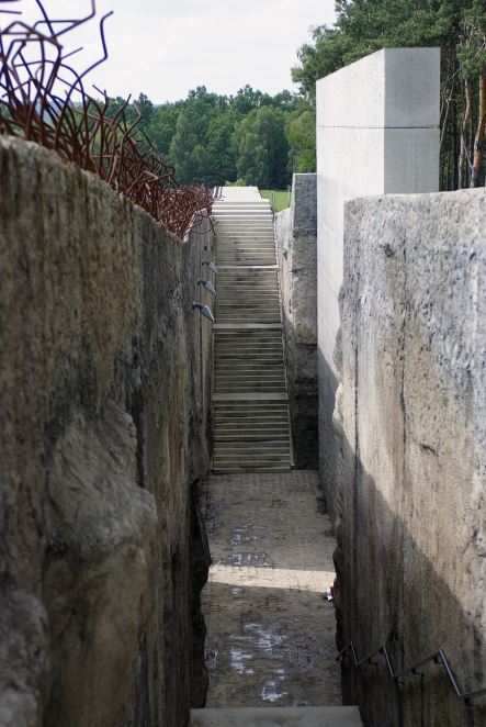 Schody i wąskie przejście w Niszy Ohel.