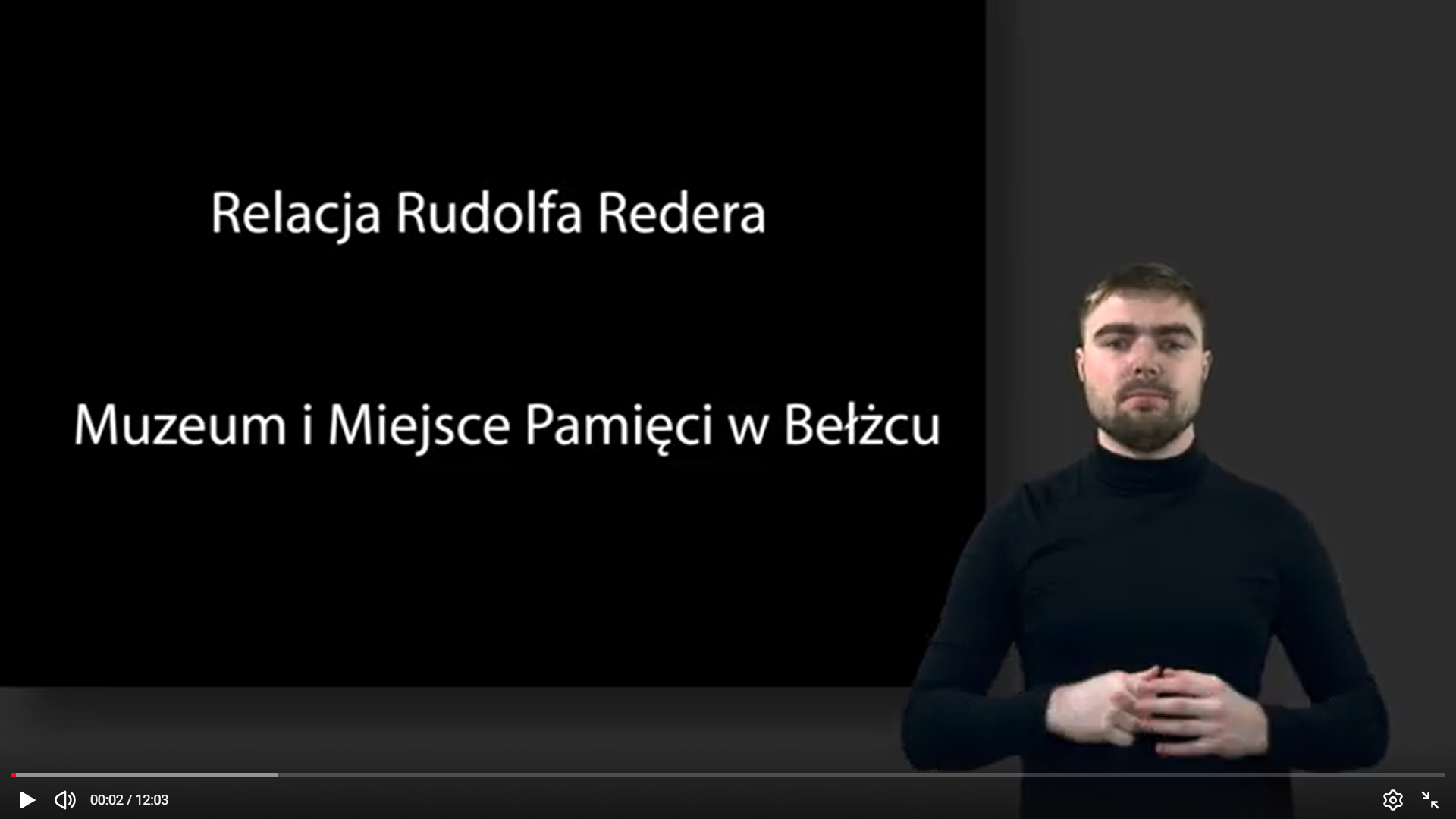 Mężczyzna ubrany na czarno na szarym tle, obok plansza z napisem: Relacja Rudolfa Redera, Muzeum i Miejsce Pamięci w Bełżcu. 