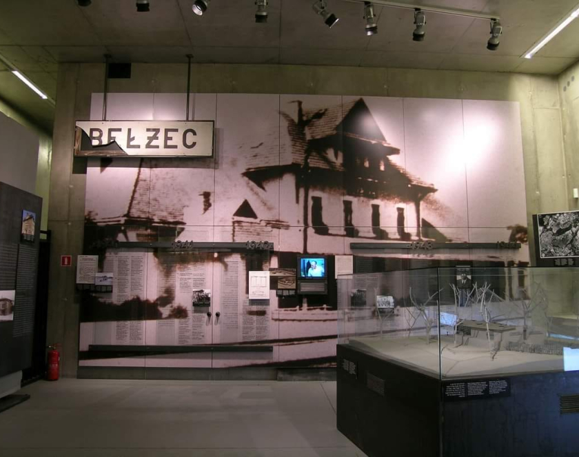 Wnętrze wystawy, zdjęcie historyczne oraz tablica z napisem:  BEŁŻEC 