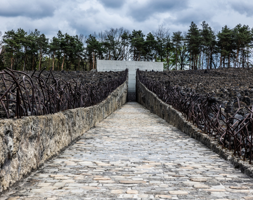 21 lat pracy nad zachowaniem pamięci