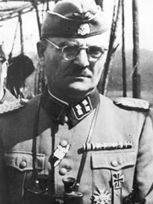 Czarno-biały portret starszego mężczyzny  w okularach w niemieckim mundurze.