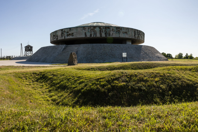 Pomnik Mauzoleum, monumentalna betonowa budowla o kształcie urny.