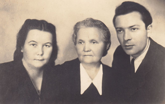 Czarno-białe zdjęcie portretowe Julii Pępiak z córką Adelą i synem Zygmuntem — troje osób w ujęciu od ramion w górę, pozujących blisko siebie na neutralnym tle.