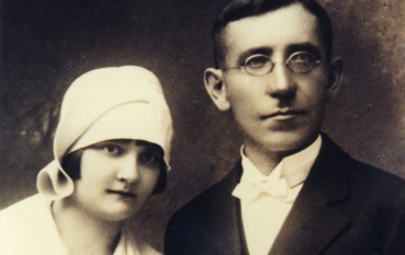 Czarno-białe zdjęcie ślubne Piotra i Emilii Czechońskich — para w eleganckich strojach, z bukietem kwiatów, pozująca do portretu studyjnego.