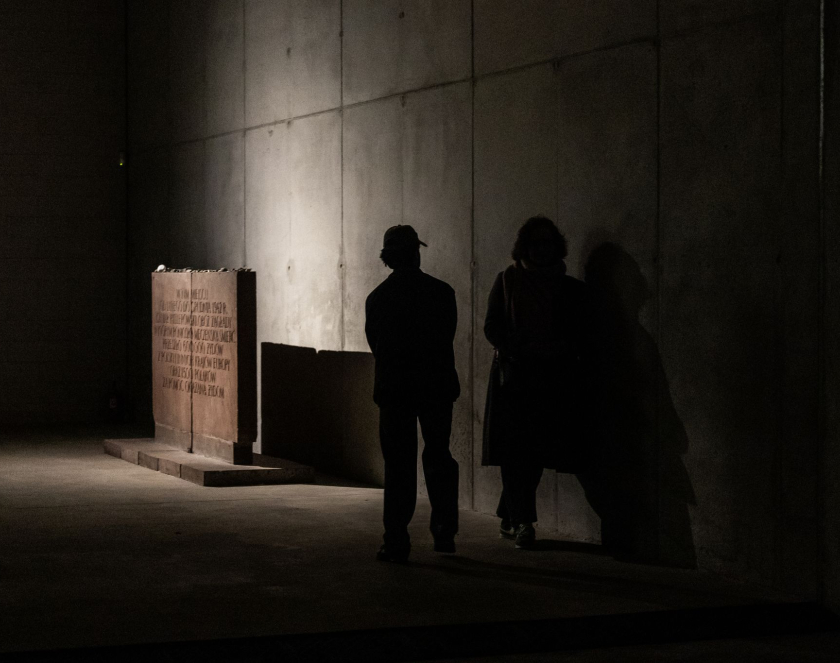 Dwie osoby w ciemnym pomieszczeniu.