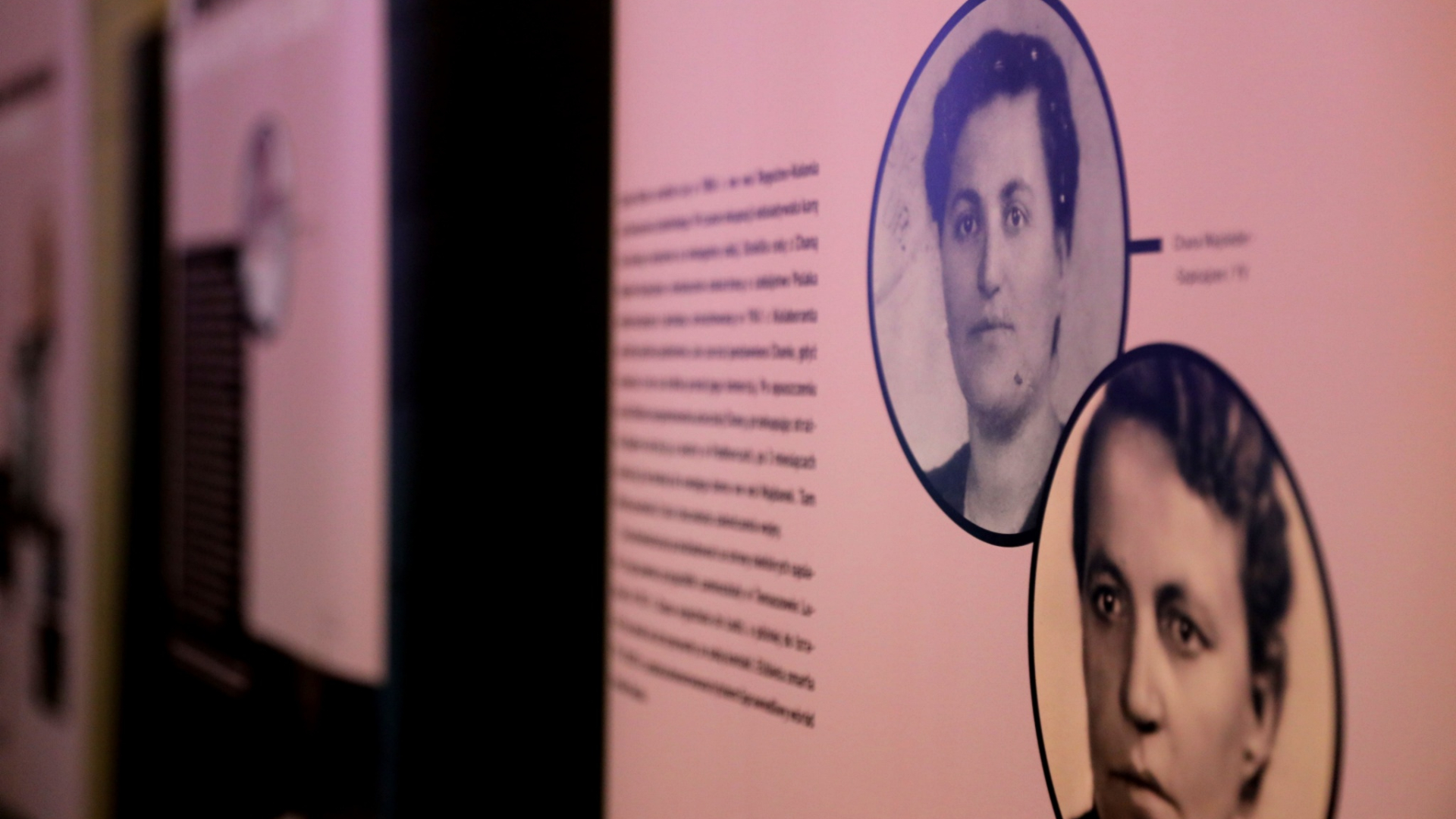 Fragment pionowego panelu ekspozycyjnego z mobilnej wystawy historycznej. Na jasnym tle widoczne są dwa czarno-białe, archiwalne portrety kobiet umieszczone w okrągłych ramkach oraz blok tekstu w języku polskim, opisujący ich losy. Całość utrzymana jest w minimalistycznej, dokumentalnej estetyce.