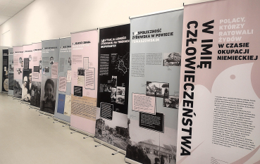 Plansze wystawy „W imię człowieczeństwa. Polacy, którzy ratowali Żydów podczas okupacji niemieckiej” prezentowane w przestrzeni Zamojskiej Akademii Kultury.
