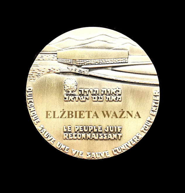 Rewers medalu Sprawiedliwy wśród Narodów Świata przyznanego Elżbiecie Ważnej, z jej imieniem oraz inskrypcją w językach hebrajskim i francuskim.