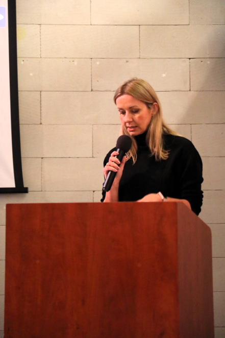 Prelegentka przemawia przy mównicy podczas seminarium.