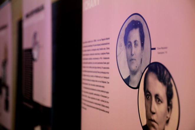 Fragment panelu wystawy z archiwalnymi fotografiami kobiet i tekstem biograficznym na jasnym tle.