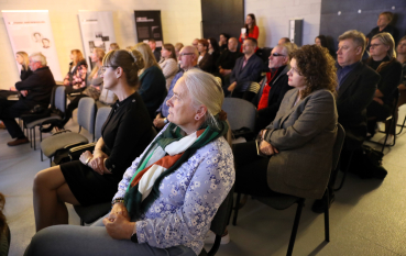 Uczestnicy seminarium słuchają wystąpień na sali edukacyjnej.