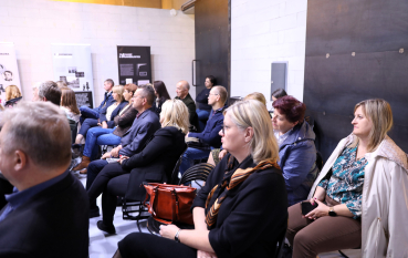 Uczestnicy seminarium słuchają wystąpień na sali edukacyjnej.