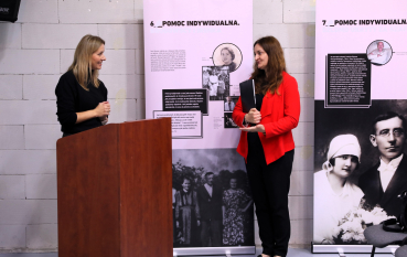 Dwie prelegentki rozmawiają przy mównicy podczas seminarium.