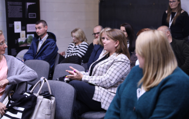 Uczestnicy seminarium podczas dyskusji na sali edukacyjnej.