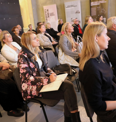 Uczestnicy seminarium słuchają wystąpień na sali edukacyjnej.