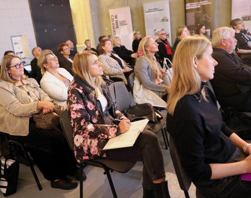 Uczestnicy seminarium słuchają wystąpień na sali edukacyjnej.