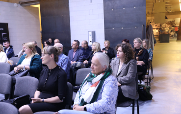 Uczestnicy seminarium słuchają wystąpień na sali edukacyjnej.