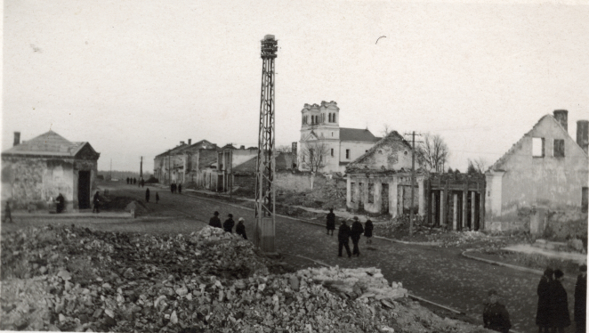 Zniszczona zabudowa rynku w Biłgoraju po walkach we wrześniu 1939 roku; w tle widoczny kościół Wniebowzięcia Najświętszej Marii Panny