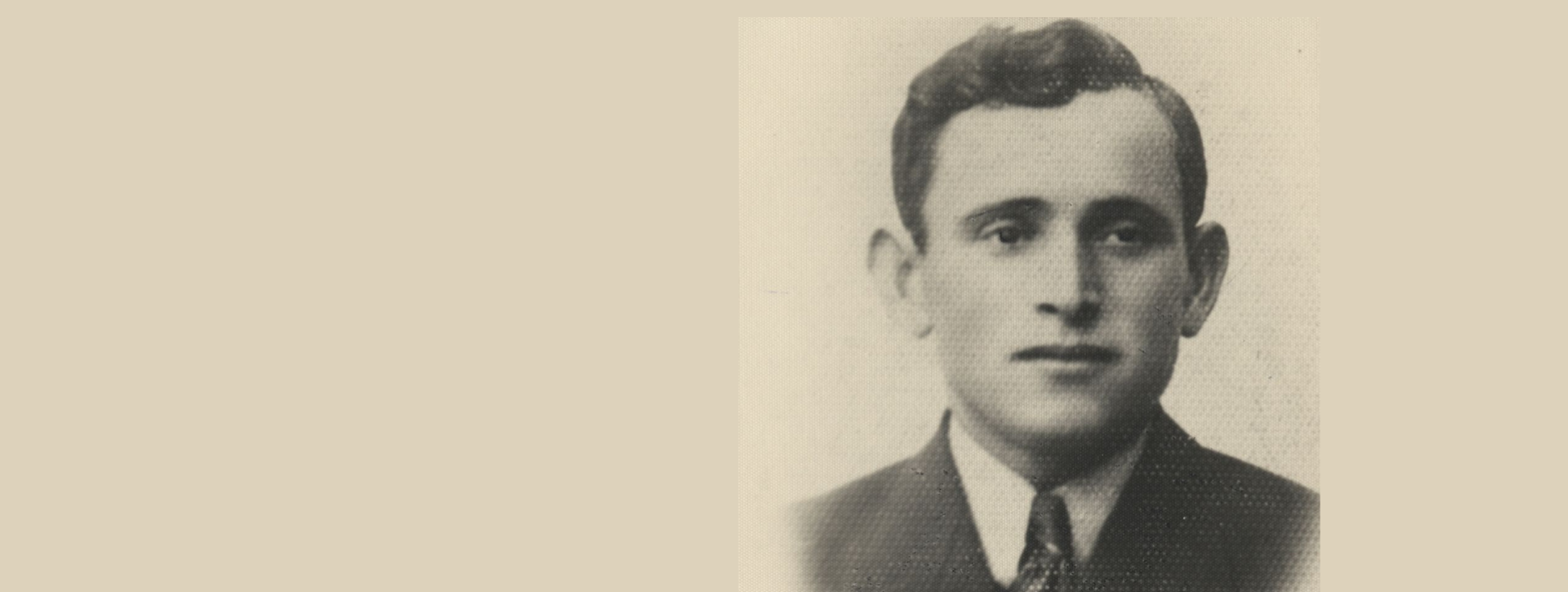 Zdjęcie portretowe mężczyzny w garniturze i krawacie. Postać o ciemnych, falowanych włosach przedstawiona jest na jasnym tle