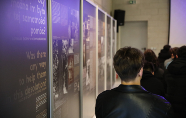 Fragment wystawy z dużymi napisami w języku polskim i angielskim dotyczącymi pomocy i ratowania Żydów w okupowanej Polsce.