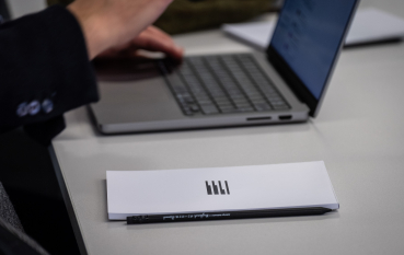 Brulion z logotypem Państwowego Muzeum na Majdanku oraz czarny ołówek