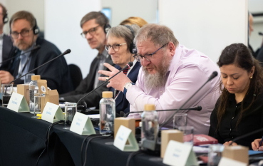  Mężczyzna z brodą i w okularach. 