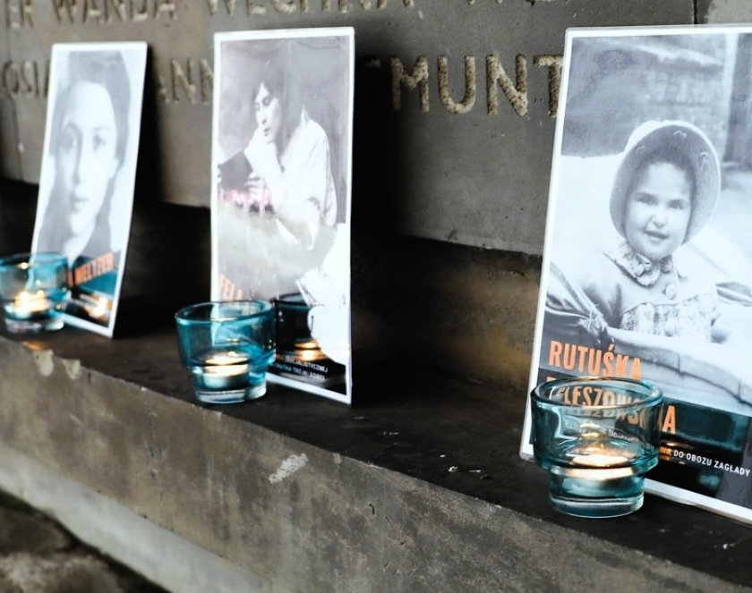 Czarno-białe zdjęcia pokazujące ludzi stoją oparte o ścianę. Przed nimi znicze