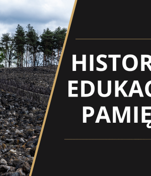 Baner promujący wydarzenie edukacyjne. Po lewej stronie widoczny jest krajobraz z kamienistym terenem i ścianą pamięci na tle drzew. Po prawej stronie, na czarnym tle, znajduje się tekst: Historia Edukacja Pamięć. 