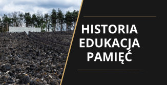 Baner promujący wydarzenie edukacyjne. Po lewej stronie widoczny jest krajobraz z kamienistym terenem i ścianą pamięci na tle drzew. Po prawej stronie, na czarnym tle, znajduje się tekst: Historia Edukacja Pamięć. 