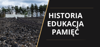 Baner promujący wydarzenie edukacyjne. Po lewej stronie widoczny jest krajobraz z kamienistym terenem i ścianą pamięci na tle drzew. Po prawej stronie, na czarnym tle, znajduje się tekst: Historia Edukacja Pamięć. 