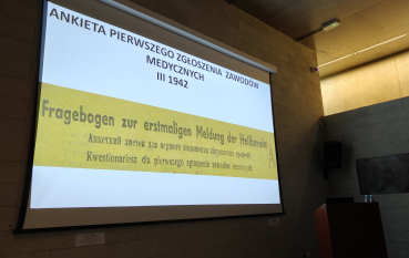 Ekran prezentacji z napisem "Ankieta pierwszego zgłoszenia zawodów medycznych III 1942". Poniżej znajduje się skan dokumentu w języku niemieckim, ukraińskim i polskim.