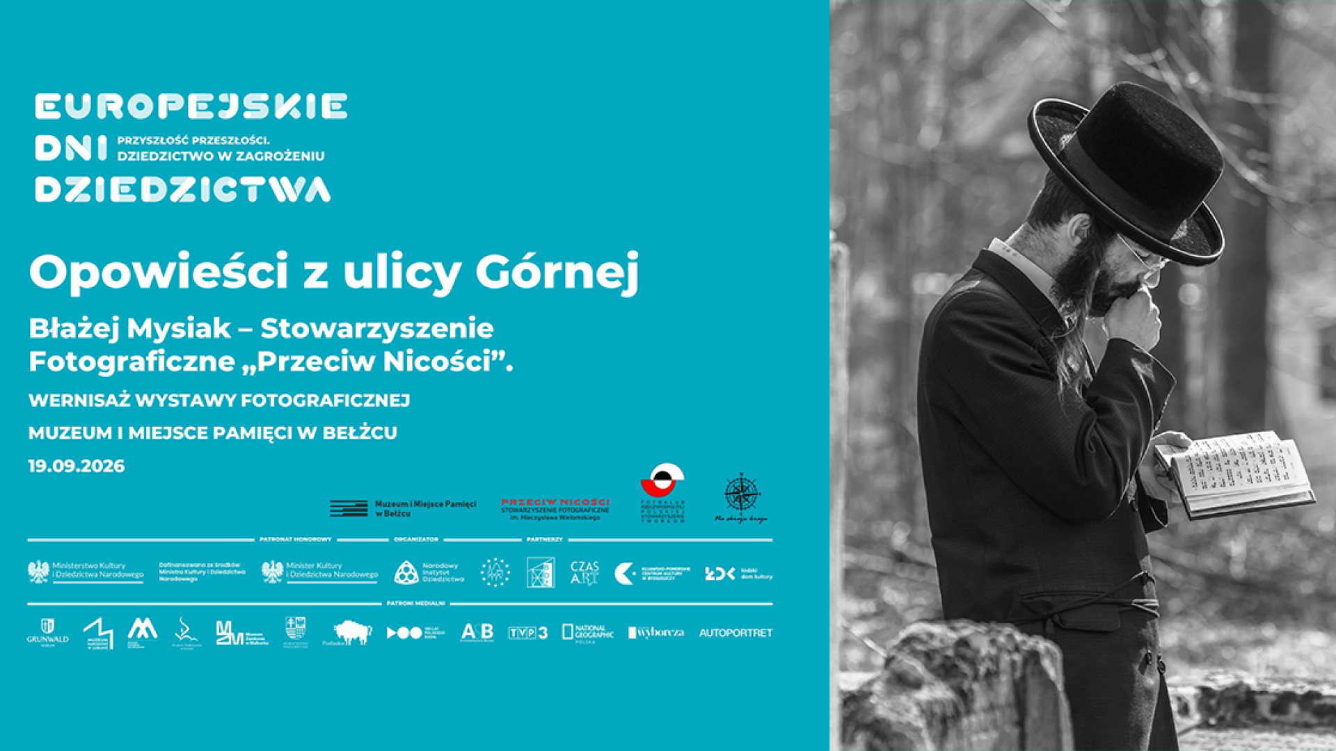 Baner promocyjny wydarzenia Europejskie Dni Dziedzictwa 2026 na turkusowym tle. Po lewej stronie logo EDD oraz hasło „Przyszłość przeszłości. Dziedzictwo w zagrożeniu", tytuł „Opowieści z ulicy Górnej", informacja o autorze Błażeju Mysiaku, wernisażu w Muzeum i Miejscu Pamięci w Bełżcu 19.09.2026 oraz logotypy organizatorów, partnerów i patronów medialnych. Po prawej stronie czarno-białe zdjęcie mężczyzny w chasydzkim stroju czytającego książkę modlitewną wśród drzew na cmentarzu.